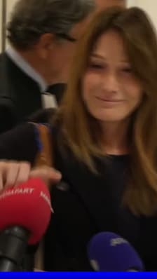 Carla Bruni arrache la bonnette du micro de Mediapart