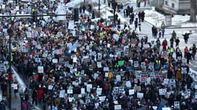 Des personnes participent à une manifestation contre le service américain de l'immigration et des douanes (ICE) à Minneapolis, dans le Minnesota, le 30 janvier 2026.