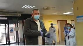 Des soignants espagnols ont fait une haie d'honneur à un chauffeur de taxi.