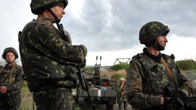 Des soldats ukrainiens attendent à l'entrée de Slaviansk.