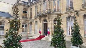 La cour de Matignon dans l'attente de la passation de pouvoir, le 13 décembre 2024