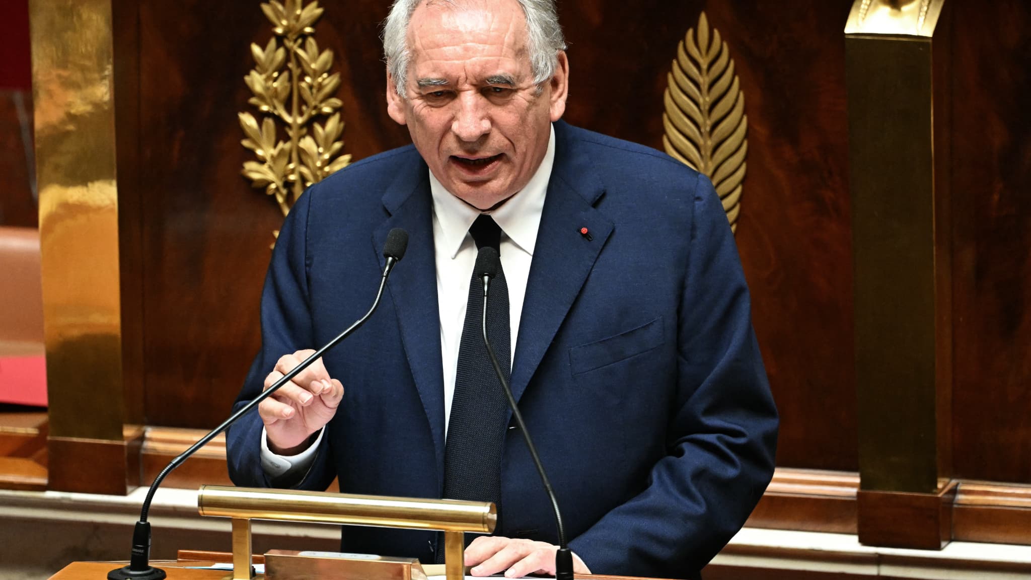 "BERNARD ARNAULT ET SES SEMBLABLES SONT COMME DES POUPÉES VAUDOUS": BAYROU ESTIME QUE "FAIRE DU MAL" AUX RICHES LES FAIT FUIR "AU LUXEMBOURG" OU "À MILAN"