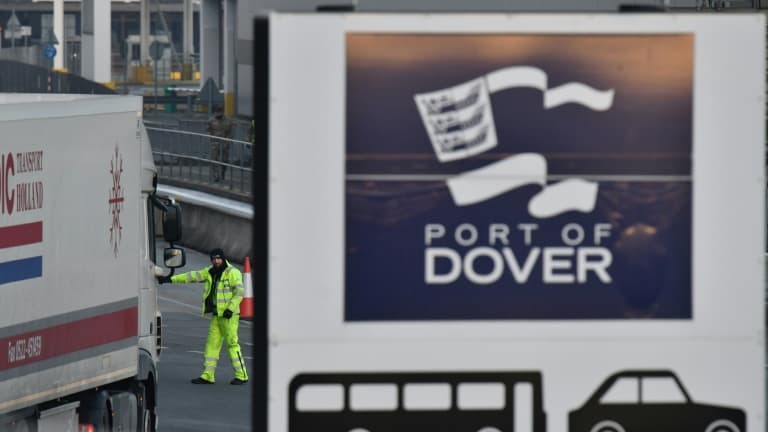 Des camions arrivent au port anglais de Douvres le 31 décembre 2020 alors que le Royaume-Uni s'apprête à quitter le marché unique européen