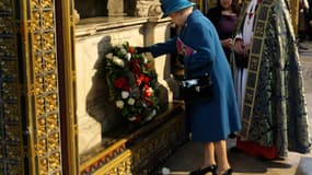 La tombe d'Isaac Newton honorée en 2010 par la reine d'Angleterre.