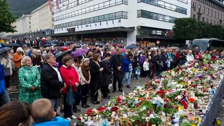 Des milliers de Norvégiens ont respecté une minute de silence lundi à la mi-journée, ici à Bergen, à la mémoire des victimes de l'attentat à la bombe d'Oslo et de la tuerie dans l'île d'Utoya qui ont fait plus de 90 morts vendredi. /Photo prise le 25 juil