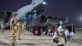 Des réfugiés afghans évacués par la France débarquent à Abou Dhabi le 18 août 2021