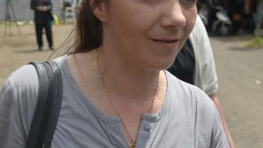 Sabine Atlaoui, l'épouse de Serge Atlaoui, le 12 mars 2015 à la sortie de la prison Nusakambangan à Java où elle a rendu visite à son mari Sabine Atlaoui, l'épouse de Serge Atlaoui, le 12 mars 2015 à la sortie de la prison Nusakambangan à Java où elle a rendu visite à son mari