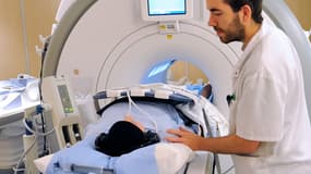 Un patient se prépare à passer une IRM pour détecter un éventuel cancer, au centre Oscar Lambret, à Lille, le 6 février 2013.