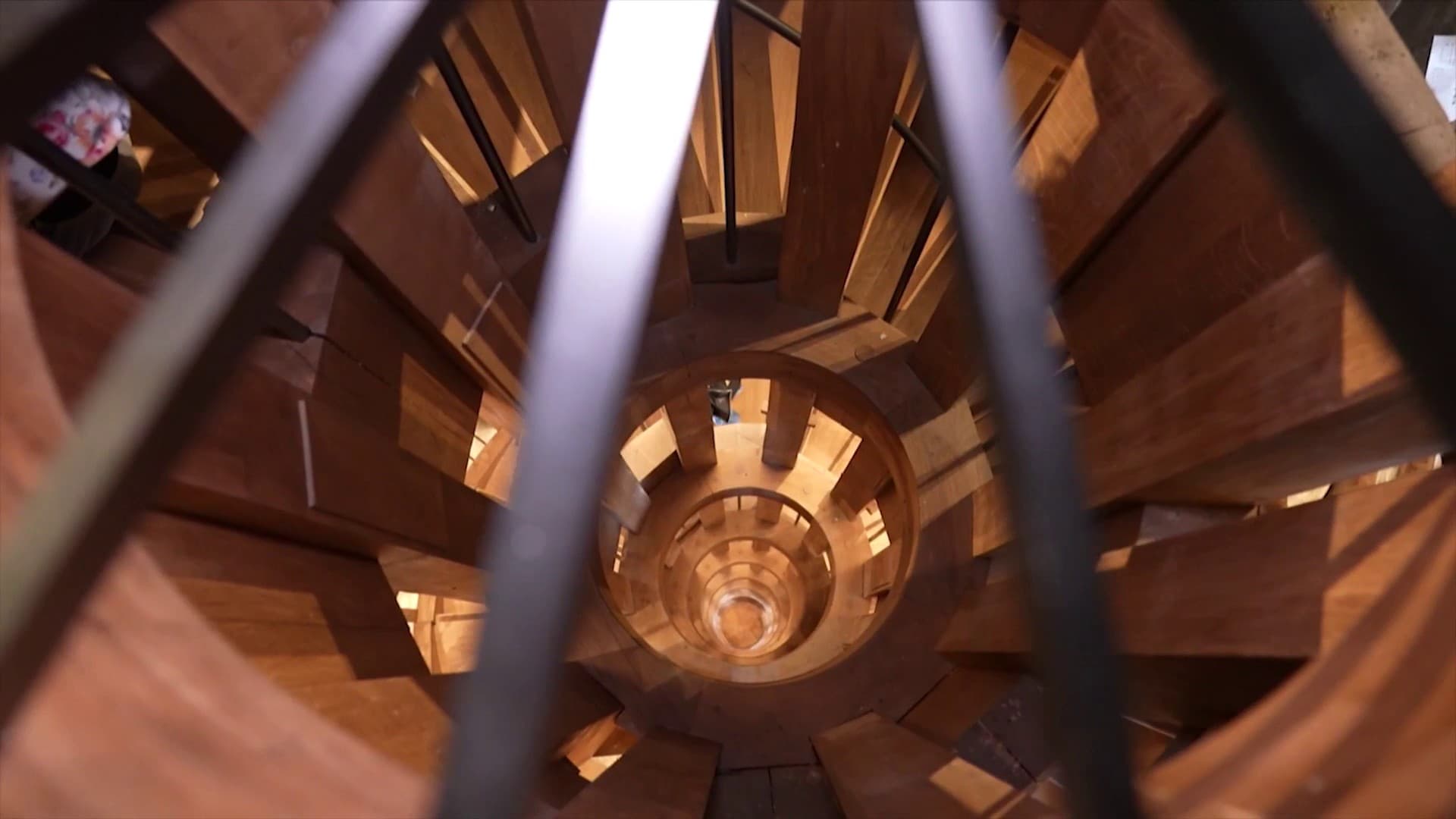 Photo du grand escalier à double révolution en chêne massif de la cathédrale de Notre-Dame de Paris, inauguré le 19 septembre 2025. 