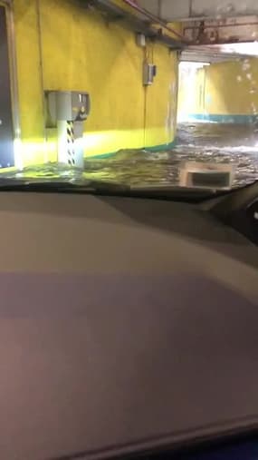 Un parking souterrain de Turin envahi par les eaux lors d'un orage - Témoins BFMTV