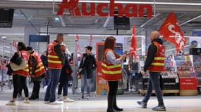 Les militants de la CGT Commerce et services s'opposent à un plan social prévoyant 2.400 suppressions de postes.