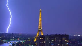 La Tour Eiffel a été frappée par la foudre cette semaine.