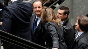 François Hollande à son arrivée à Rennes où il doit tenir un meeting dans la soirée. Le candidat socialiste a dévoilé mercredi son "agenda du changement" pour redonner du nerf à sa campagne à la veille de l'annonce par son grand rival, Nicolas Sarkozy, de