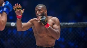 Salahdine Parnasse lors d'un combat de MMA au KSW pendant une soirée à Lyon, le 10 mai 2025