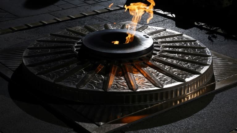 La flamme sacrée du Soldat inconnu sous l'Arc de Triomphe  à Paris, le 11 novembre 2023