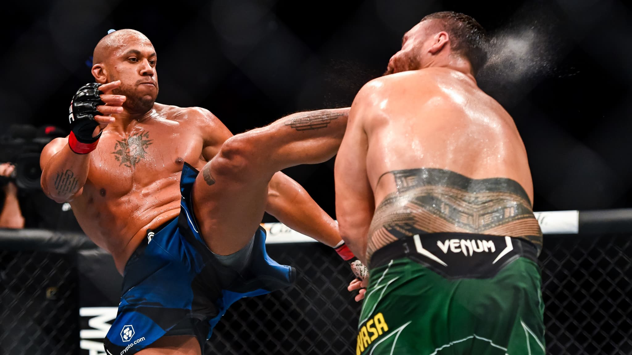 Ciryl Gane lors de son combat contre Tai Tuivasa à l'UFC Paris en septembre 2022
