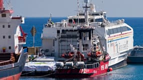 Le navire Open Arms (C) est photographié dans le port chypriote de Larnaca le 11 mars 2024.