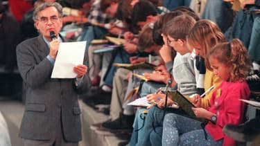 La dictée de Bernard Pivot du 08 novembre 1997, dans les arènes de Nîmes. 7500 personnes dans 23 villes différentes ont participé à cet évènement.
