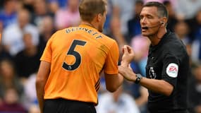 Bennett en discussion avec l'arbitre