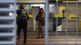 Des policiers à l'aéroport de Fort Lauderdale, le 6 janvier. 