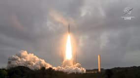 Photo du télescope James Webb au décollage le 25 décembre 2021 à Kourou, Guyane française