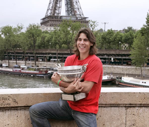 Rafael Nadal à Paris en 2005 avec le trophée de Roland-Garros