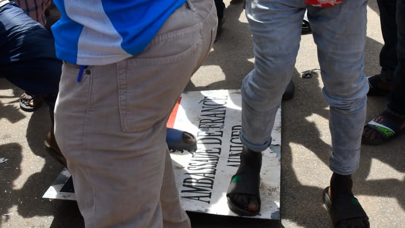 Une plaque de l'ambassade de France piétinée par des manifestants, le 31 juillet 2023.
