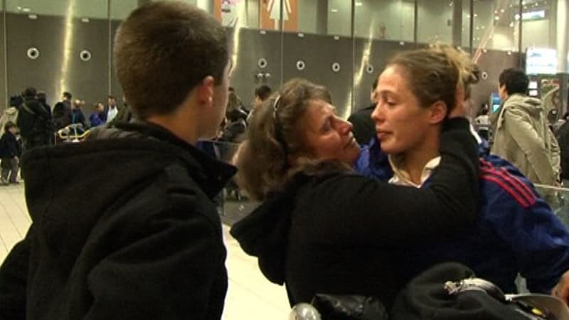 Pénélope Bonna retrouve ses proches lundi matin à Roissy après un séjour angoissant au Japon