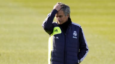 José Mourinho pensif en regardant Raphaël Varane pendant un entraînement du Real Madrid, décembre 2012