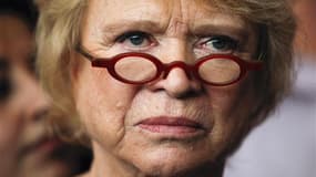 Les dirigeants d'Europe Ecologie-Les Verts et du Parti socialiste se sont efforcés de faire taire leurs divergences de vue vendredi alors qu'Eva Joly, candidate d'EELV à la présidentielle, a annulé plusieurs rendez-vous à la suite de l'accord conclu par l