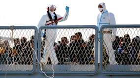 Des migrants arrivent dans le port d'Augusta, en Sicile, le 22 avril 2015