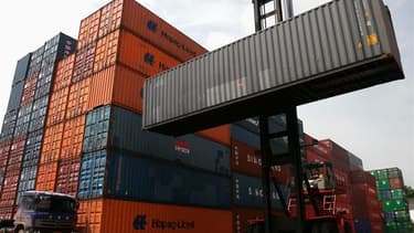 Le déficit commercial de la France a battu un record l'an dernier à 69,6 milliards d'euros. Il avait atteint 51,5 milliards d'euros en 2010. /Photo d'archives/REUTERS