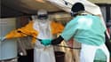 Malgré les mesures de protection, le personnel de santé est aussi touché par l'épidémie d'Ebola.