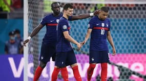 Kylian Mbappé, réconforté par ses coéquipiers