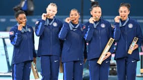 L'équipe américaine de gymnastique (Simone Biles à gauche) avec l'or olympique, JO de Paris 2024, 30 juillet 2024