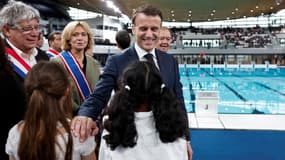 Emmanuel Macron lors de la visite du centre aquatique des JO 2024, le 4 avril 2024. Photo d'illustration
