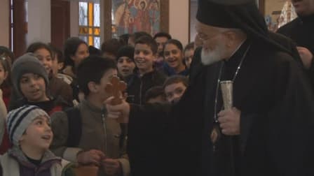 Les chrétiens syriens célèbrent la messe de Noël dans l'église Saint-Joseph, à Damas.