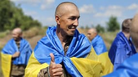 Le président ukrainien Volodymyr Zelensky a publié des photos des militaires libérés, enveloppés dans des drapeaux ukrainiens, et qui ont tous le crâne rasé.
