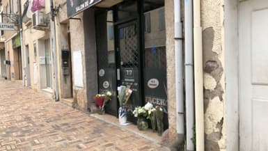Des fleurs déposés devant le salon de coiffure dans lequel travaillant Hichem Miraoui, à Puget-sur-Argens