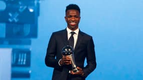Vinicius Jr avec son trophée The Best de meilleur joueur de l'année 2024