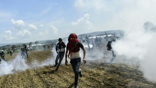 Des réfugiés et des migrants affrontent la police macédonienne près de la frontière gréco-macédonienne à Idomeni, le 10 avril 2016