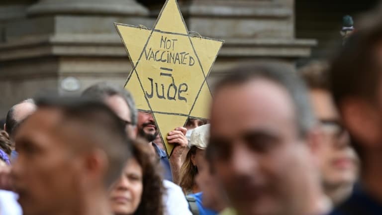 Un manifestant brandit une étoile jaune sur laquelle est inscrit "Pas vacciné = Juif", lors d'une manifestation contre le pass sanitaire à Milan, le 24 juillet 2021