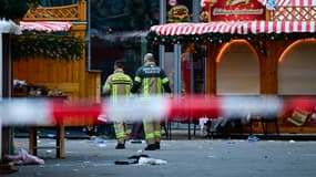 Des secouristes sont présents sur un marché de Noël fermé où une voiture a foncé dans la foule, tuant deux personnes et en blessant plus de 60 autres la veille au soir, le 21 décembre 2024 à Magdebourg, dans l'est de l'Allemagne. 