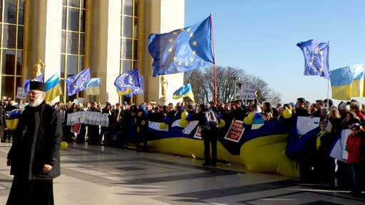 Monseigneur Ken Novokivsky, évêque de l'église catholique ukrainienne, le 15 décembre, place du Trocadéro à Paris.
