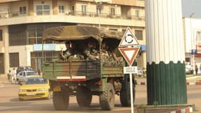 Patrouille de militaires français dans les rues de la capitale centrafricaine Bangui en décembre dernier. La France a envoyé au cours du week-end 300 soldats en renfort en Centrafrique pour assurer la sécurité de ses ressortissants. /Photo prise le 31 déc