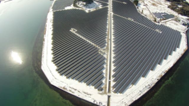 La centrale solaire de Nanao est composée de 80.000 panneaux photovoltaïques et s'étend sur 25 hectares.
