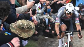 Mathieu van der Poel ciblé par certains spectateurs lors de Paris-Roubaix, 13 avril 2025