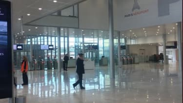 Dans le bâtiment ouvert, une nouvelle salle d'embarquement ( première étape du futur bâtiment de jonction ) et 4 postes avions au contact.