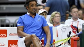 Yannick Noah sur le bord du court