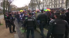 Plusieurs centaines de personnes manifestent à Paris contre la loi sécurité globale